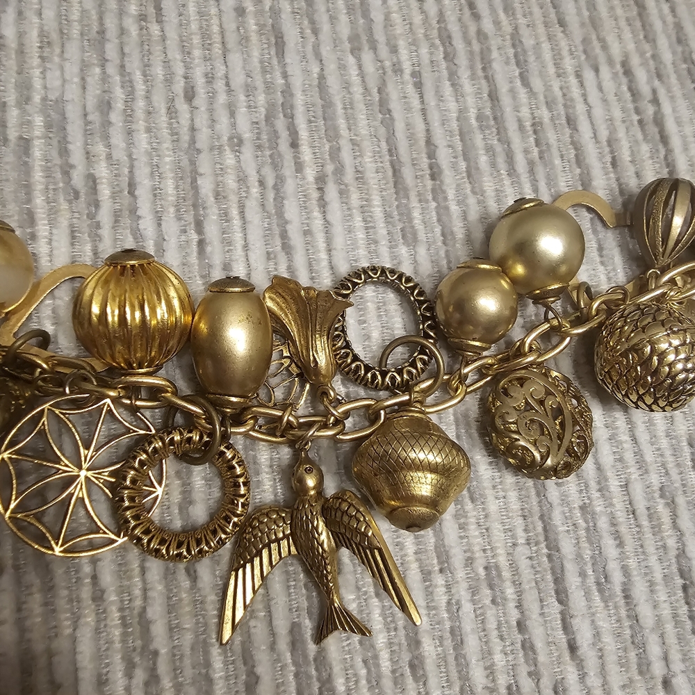 ♡ Lenora Dame Gold-Toned Vintage-Inspired Charm Bracelet ♡ - Picture 11 of 12